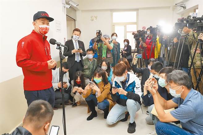 台湾基进立委陈柏惟（左）25日在立法院表示，自己对选罢法的修改没有什么意见，希望台湾基进能派人参加补选，未来也一定会站台，全力支援。 （刘宗龙摄）