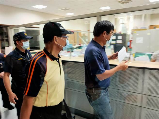 前總統陳水扁女婿趙建銘的父親趙玉柱前往台南地檢署報到。（洪榮志攝）