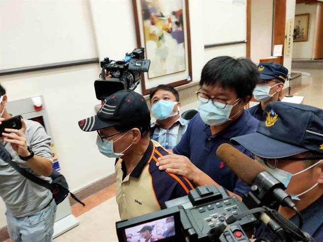 前總統陳水扁女婿趙建銘的父親趙玉柱前往台南地檢署報到。（洪榮志攝）