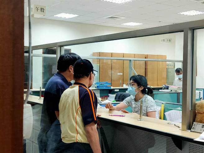 前總統陳水扁女婿趙建銘的父親趙玉柱前往台南地檢署報到。（洪榮志攝）