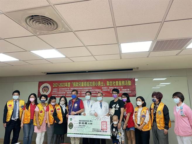 国际狮子会300-C1区捐款协助中山附医儿童肿瘤医疗团队协助血癌病友，勇敢抗癌。（中山附医提供／冯惠宜台中传真）