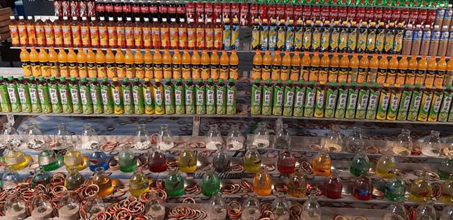 夜市摊商把乌龟放置于玻璃容器内供民眾套圈圈，因空间狭小，已涉及饲养不当。（新北市动保处提供）