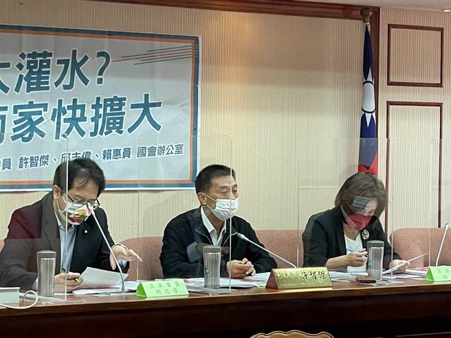 民进党立委许智杰、邱志伟、赖惠员今日记者会 (吴家豪摄)