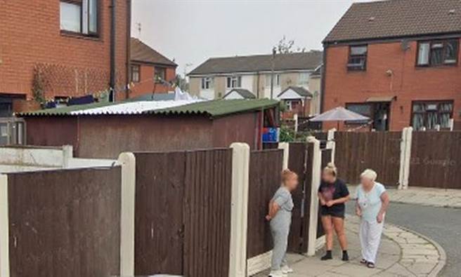 街景车经过前后，三名女子就在围墙外开心交谈。（图／翻摄自Google地图）