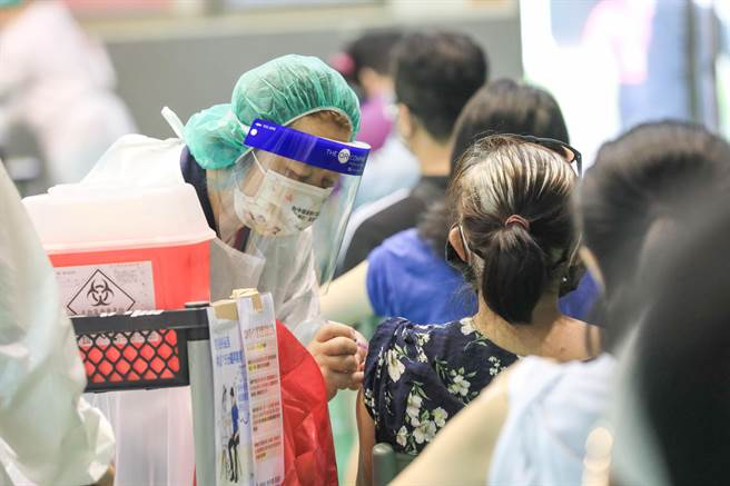 台中市长卢秀燕表示，预计今天接种完第1剂的能量，达70％以上覆盖率，第2剂达30％以上，两项指标都比中央提早达标。（台中市府提供／卢金足台中传真） 