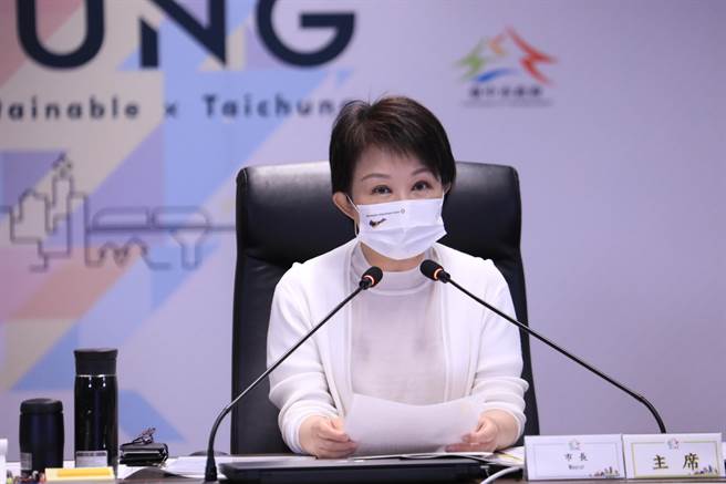 台中市長盧秀燕26日在市政會議表示，「疫苗來就要打！」快打站不會撤除，會繼續保留，若醫療院所無法負荷，快打站即會出動。（盧金足攝）