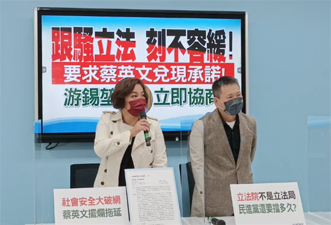 国民党团书记长陈玉珍（左）与国民党立委林为洲（右）。（周毓翔摄）