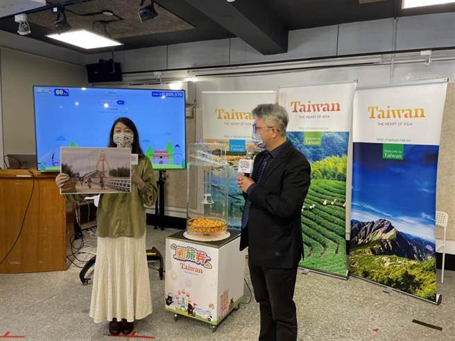 交通部观光局抽出第3批国旅券得主。（陈佑诚摄）
