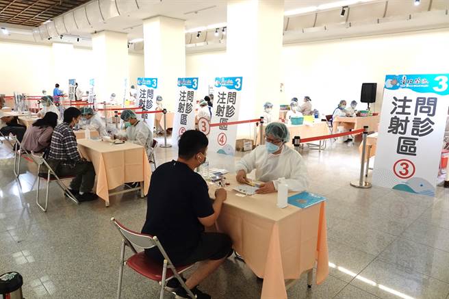 中央流行疫情指挥中心加开5个BNT接种点，以中正纪念堂接种量最大，今天的人潮明显较前几天少了许多。（陈信翰摄）