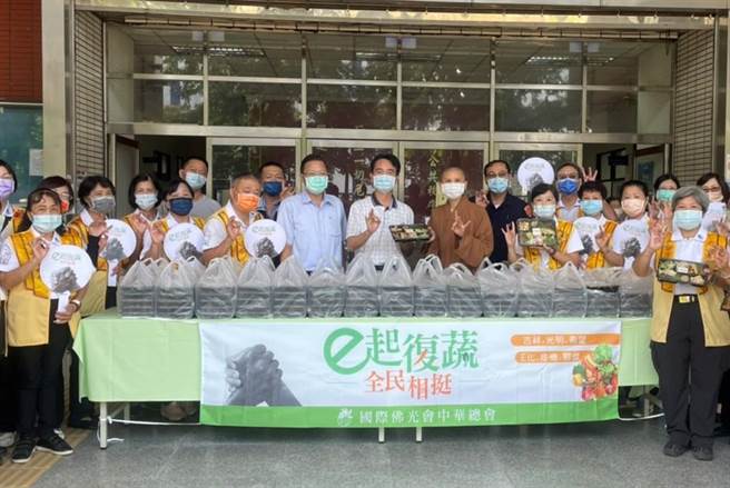 佛光山寶華寺住持覺來法師等人25日帶了160份蔬食便當到楠梓警分局為波麗士加油打氣。（翻攝照片／林瑞益高雄傳真）