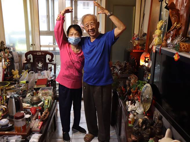 在弘道老人福利基金会照顾秘书开导下84岁林奶奶开始进行居家趣味运动课程，林奶奶与先生运动后心情变开朗了。（弘道老人福利基金会提供／冯惠宜台中传真）