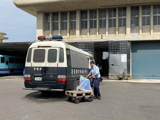 赵玉柱搭乘囚车进入台南监狱检查站。（曹婷婷摄）