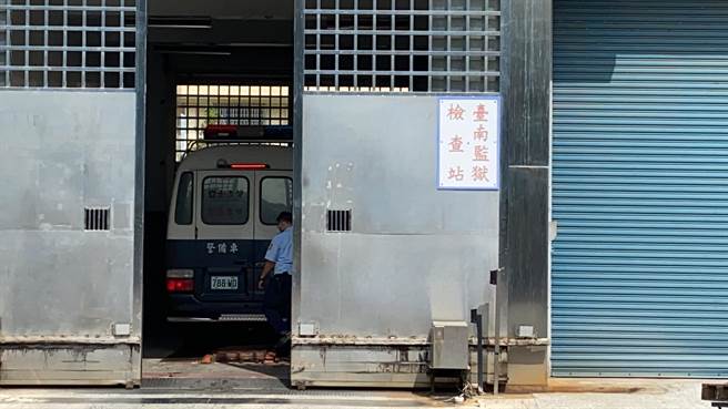 赵玉柱搭乘囚车进入台南监狱的检查站。（曹婷婷摄）