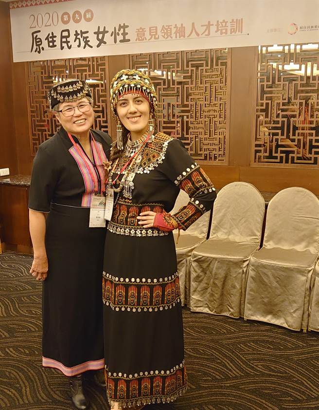 得獎志工中服務長達25年的簡嘉儀(左)，不僅是「4128185家庭教育諮詢專線」的資深志工，同時也是推展原住民家庭教育的資深講師。（新北市教育局提供）