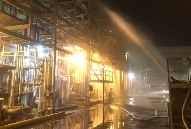 高雄市林園區林園工業區內的台石化廠區，25日晚間9時3分傳出火警，火光從廠區冒出，消防員射水搶救。（翻攝照片／石秀華高雄傳真）