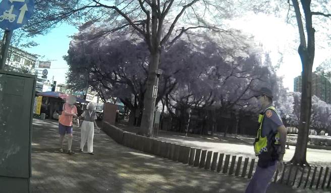 高齡92歲的陳姓阿嬤出門散步迷途，雖然清楚自家住址，卻不知道該怎麼走回家，熱心婦人得知後幫她報警求助。（台中市三分局提供／馮惠宜台中傳真）