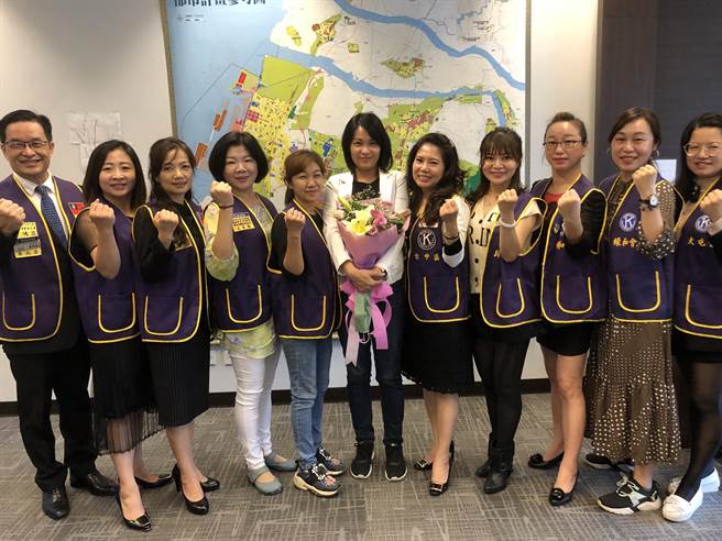 缘和国际同济会、乌日、龙井以及在地青年等，今天到张家铵议会研究室力挺她出马参选。（陈世宗摄）