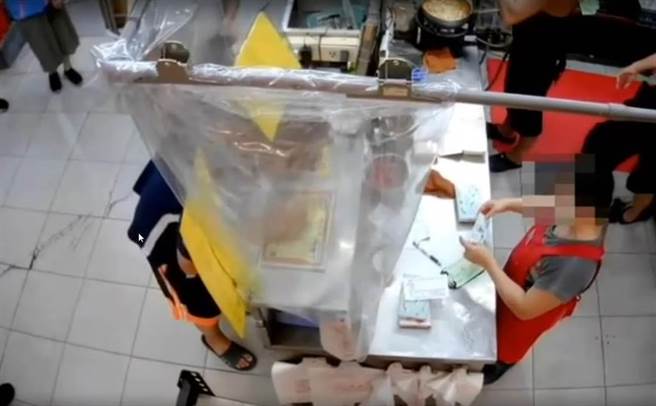 洪姓男子吃饱结帐时，直接掏出一张复印的五倍券，因纸质过于粗糙，当场遭女店员识破。（凤山分局提供／袁庭尧高雄传真）