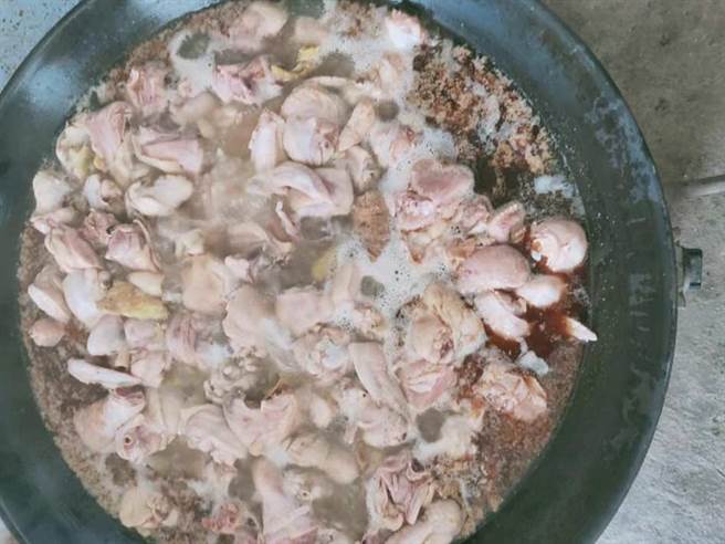 一名网友在网路上分享客家麻油鸡作法，不放盐巴，改放冰糖，让汤头更鲜甜。(翻摄自 家常菜脸书)