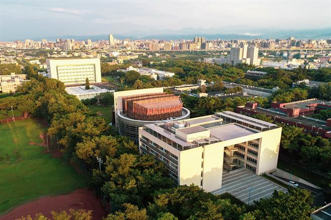 中央大学教学研究综合大楼，一方一圆相辉映，并在学校纵轴线上，具重要的建筑地位。(中央大学提供／李侑珊台北传真)
