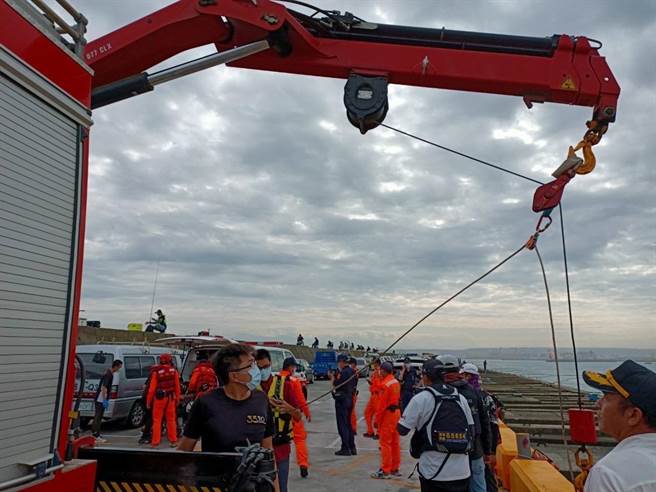 台中港北防波堤今天发生钓客落海事件。（台中港务消防队提供）