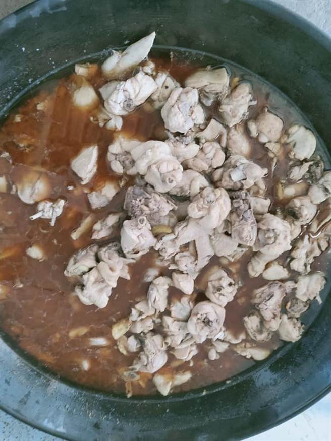 也有人透露，客家人的麻油鸡除了加冰糖外，也有人会加桂圆或桔饼，汤喝起来都会甜甜的。(翻摄自 家常菜脸书)

