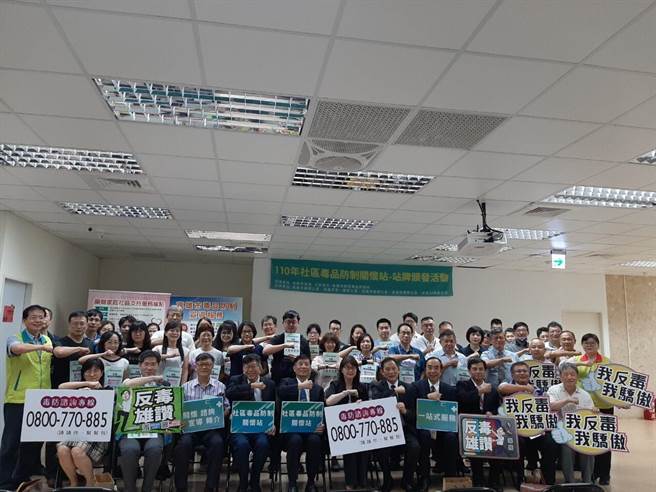 高市毒防局和社区诊所、卫生所、连锁药局等23家新加入毒防关怀站的医护人员和业者共同推动毒防宣导和关怀服务。（毒防局提供／石秀华高雄传真）