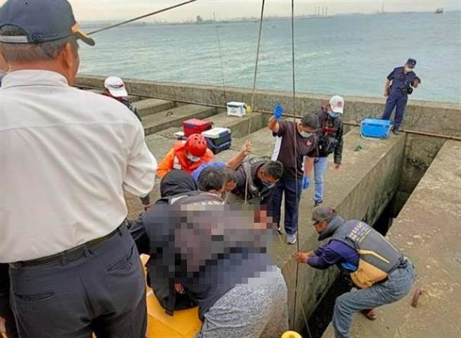 台中港北防波堤今天发生钓客落海事件。（台中港务消防队提供）