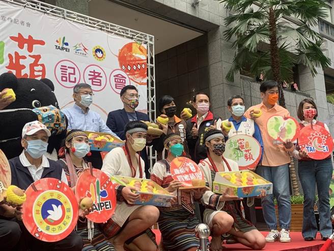 北市府上午举办「原味和平．梨山蜜苹果」行销推广活动，意外促成台北市长柯文哲、前国民党主席、现任台中立委江启臣同台。（黄婉婷摄）