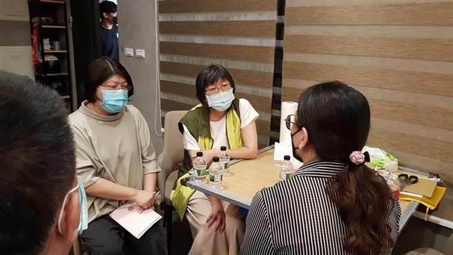 社會局副局長葉玉如(前右一)19日到該女嬰家中慰訪，對於家長的痛心感同身受，強調一定會持續協助家屬處理後續。(高雄市社會局提供／林雅惠高雄傳真)
