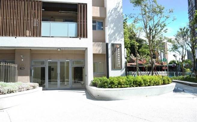 柯P新社宅又出包 阳台门无法拉开、鞋柜放男鞋关不起来。（摘自台北市政府安心乐租网站）