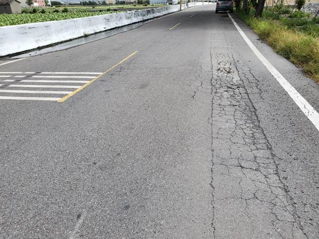 甲安农地重划区内甲农段626等地号周边路面年久失修。（陈淑娥摄）