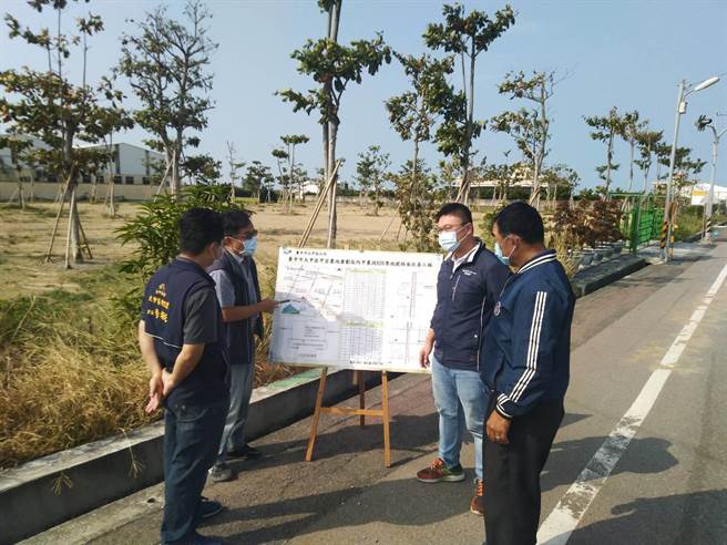 甲安农地重划区内甲农段626等地号周边路面年久失修，市议员施志昌争取经费改善。（陈淑娥摄）