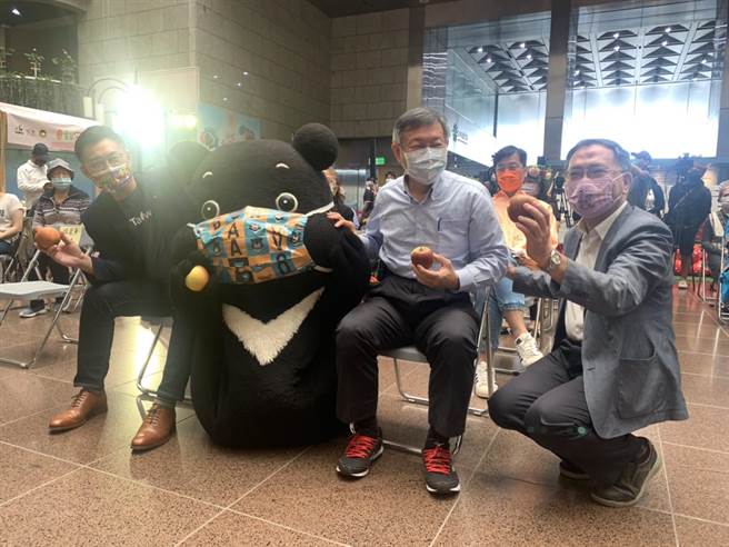 北市府上午举办「原味和平．梨山蜜苹果」行销推广活动，柯文哲以市长之姿出席，江则以台中立委身分协助推广，2人同台也引发各方解读。（黄婉婷摄）