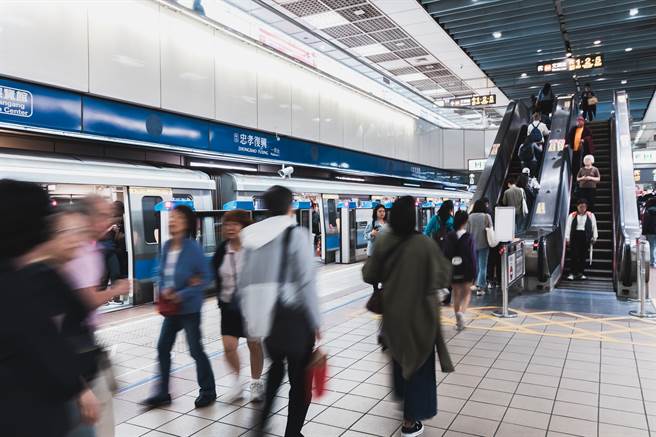 一名妈妈表示在台北捷运带着女儿搭乘电扶梯，站在左边竟遭后方男子骂脏话，令她十分不开心，并将经歷PO上网，引发两派网友炸锅。（图／示意图，达志影像）