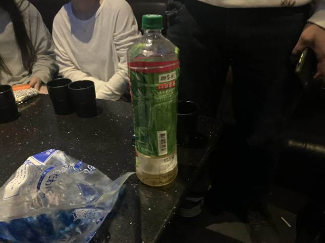KTV歡唱茶瓶換啤酒，綠茶冒泡露陷，全被依違反防疫規定送裁處。(翻攝照片／蔡依珍桃園傳真)