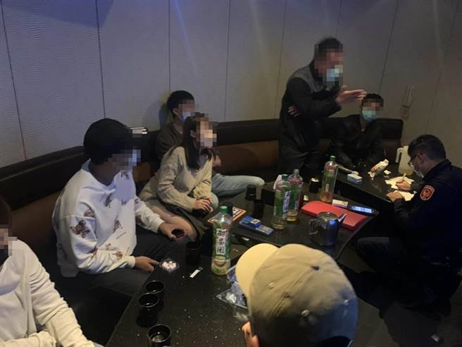 KTV歡唱茶瓶換啤酒，綠茶冒泡露陷，全被依違反防疫規定送裁處。(翻攝照片／蔡依珍桃園傳真)