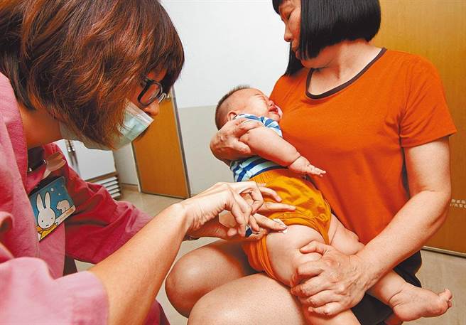 大陸多地開始施打新冠疫苗第三劑加強針的同時，也啟動3至11歲兒童新冠疫苗接種。（示意圖／本報資料照）