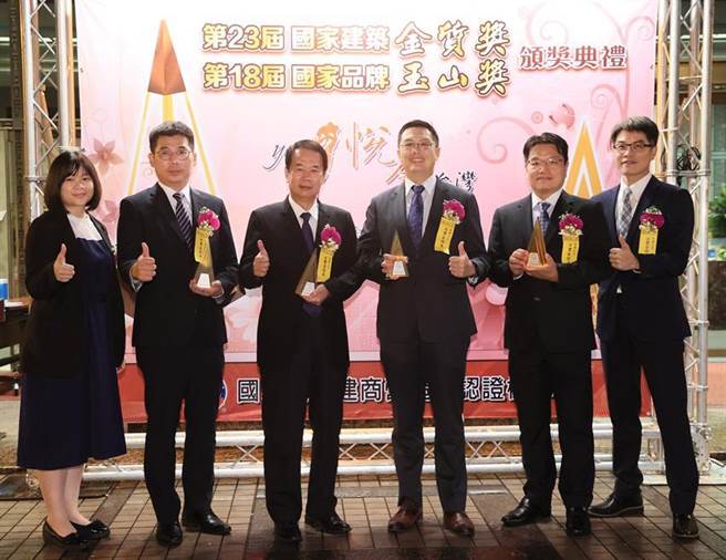 （永丰金证券荣获国家品牌玉山奖，数位金融转型成果丰硕，一举拿下「杰出企业」、「最佳产品」、「最佳人气品牌」共六项大奖，「AI帮你顾」更荣获全国首奖殊荣。图／永丰金证券）