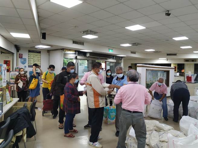 新北市板桥区公所将于10月30日上午8时至下午4时在全区7个据点同步发放9万5830公斤的「爱心米」。（板桥区公所提供）