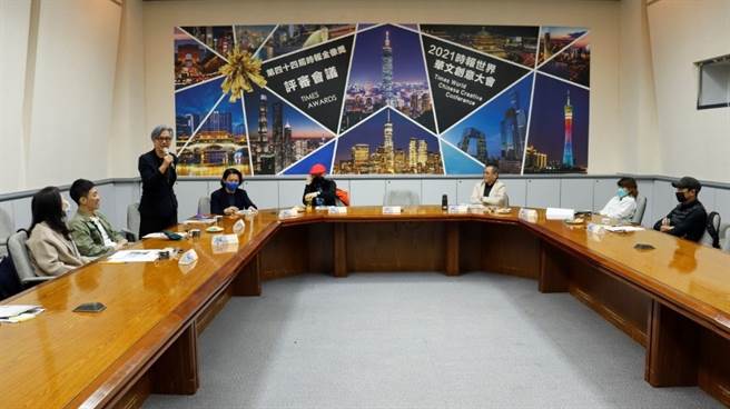 评审团讨论年度最大奬。(时报奖组委会提供)