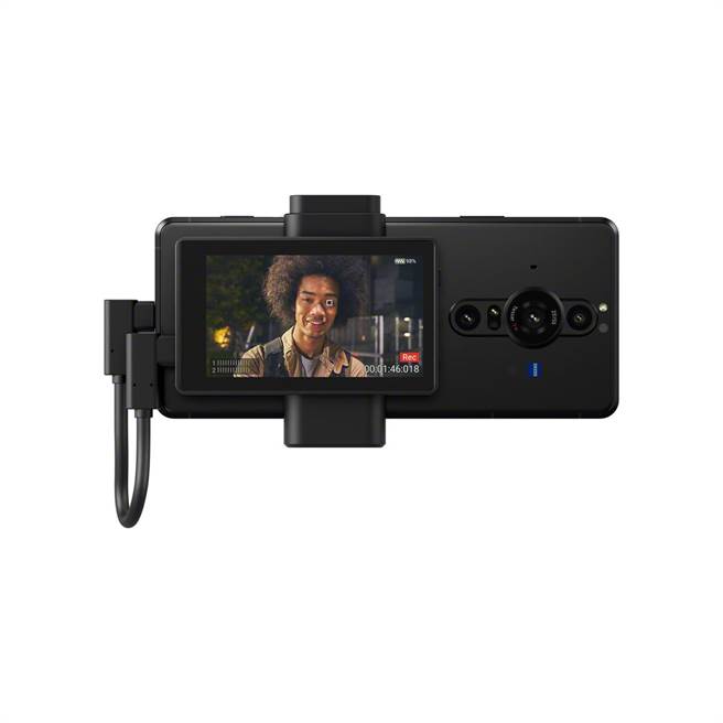 Sony全新的Xperia PRO-I 創新配備Vlog專屬外接螢幕，加上針對快速拍攝影片及Vlog所開發的Videography Pro的錄影功能，更適合自拍自錄的創作者。（Sony提供）