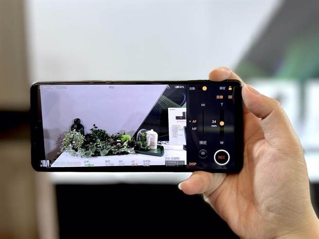 Sony全新的Xperia PRO-I ，新增了Videography Pro的錄影功能，為針對快速拍攝影片及Vlog所開發，主打能夠直覺式配合現場環境，準確調整對焦、曝光值和白平衡等設定。（石欣蒨攝）