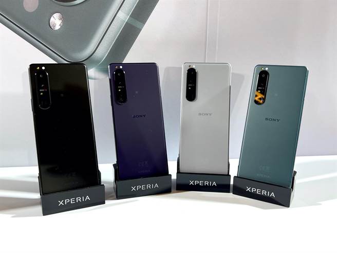 Sony Mobile今（26日）同步宣布，即將在台限量推出Xperia 1 III的全新「消光綠」配色，以回饋台灣消費者，機身以霧面消光質感搭配知性絕美綠色。（石欣蒨攝）