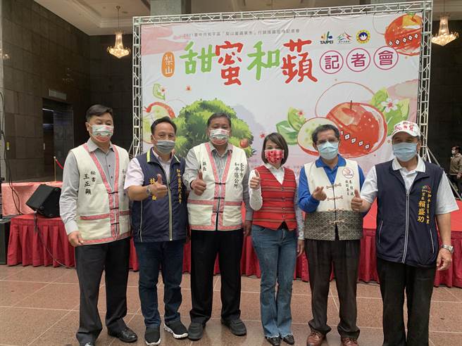 臺中市和平区公所至臺北市政府共同行销，将梨山蜜苹果之优质农特产、美景、美食及泰雅族原住民文化，让国人认识蜜苹果的故乡梨山。(戴志扬翻摄)