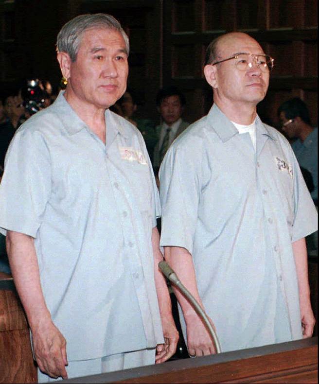 南韓前總統盧泰愚26日因病去世，享壽88歲。圖為1996年8月他與前總統全斗煥（右）出庭的畫面。（資料照／美聯社、韓聯社）