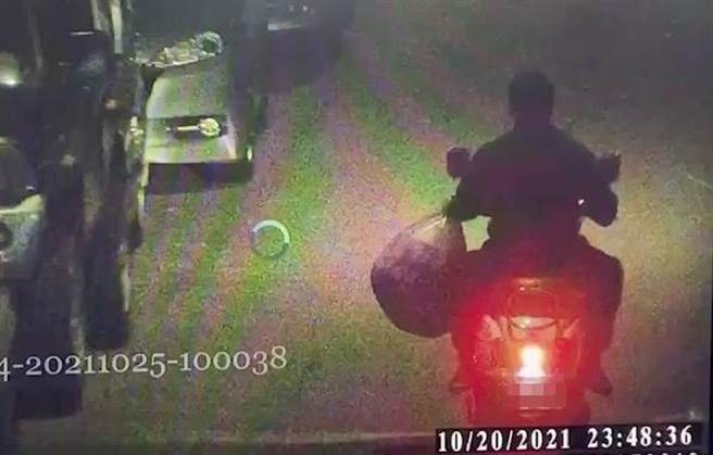 桃园八德区、龟山区有4里试办专用垃圾袋，20日晚间监视摄影机首度拍下1名新北男子骑车随意将丢弃垃圾丢弃在桃园境内，最高将挨罚6000元。（桃园市环保局提供／陈梦茹桃园传真）