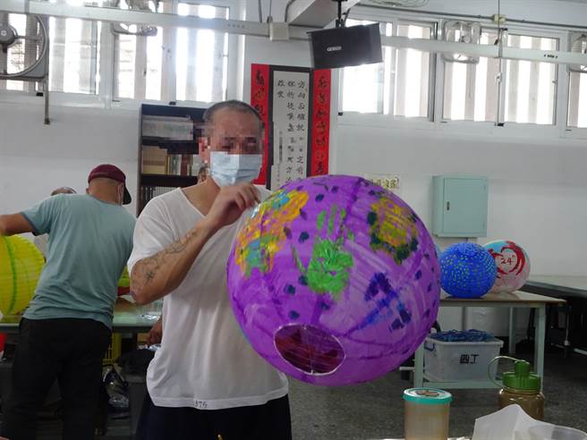 南二监收容人为普济灯会彩绘灯笼。（南二监提供／刘秀芬台南传真）