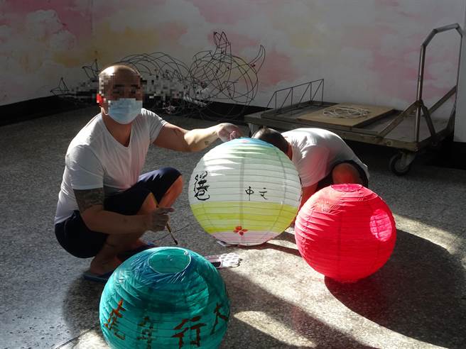 南二监收容人为普济灯会彩绘灯笼。（南二监提供／刘秀芬台南传真）