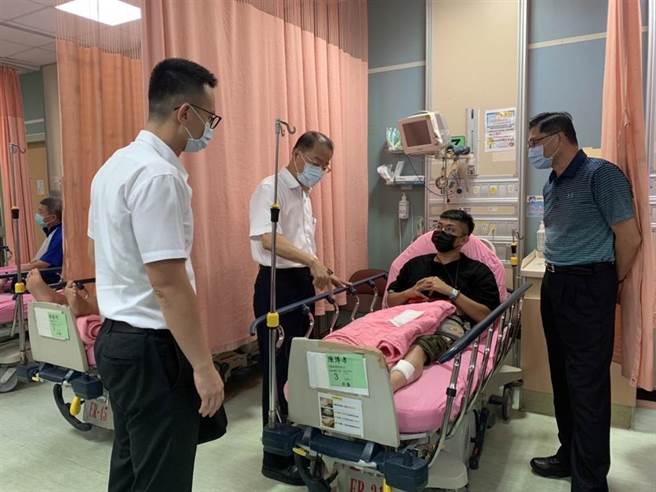 遭嫌犯開槍的流彈擊傷左小腿的劉姓警員送醫治療後無大礙，警局長黃明昭獲悉後，到醫院探視慰問。（翻攝照片／石秀華高雄傳真）
